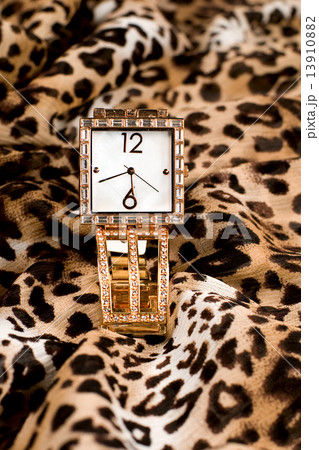Female gold watch 13910882