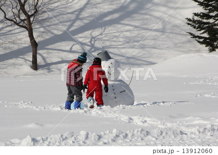 雪だるまつくり　子供 13912060