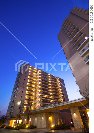 夕暮れの高層マンション 13912086