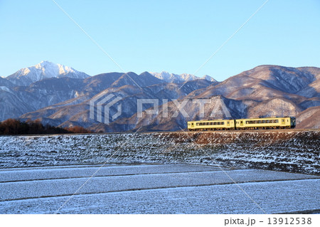 朝日を浴びて走る小海線 13912538
