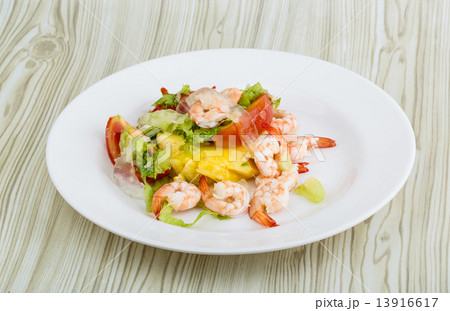 Shrimps with aloe vera salad 13916617