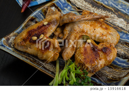 Roasted chicken wings 13916618