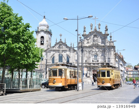 ポルトのカルモ教会前の路面電車 ポルトのカルモ教会前の路面電車 13916949