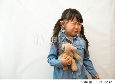 泣いている女の子 泣いている女の子 13917232