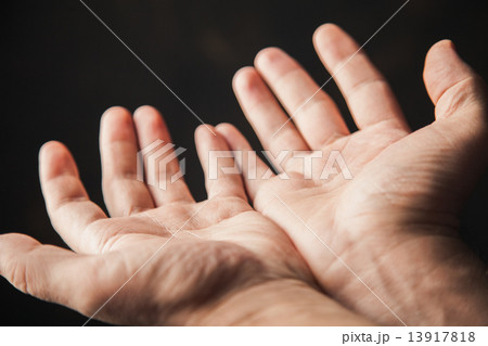 hands begging 13917818