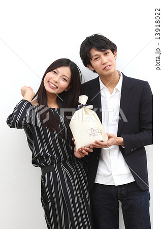 若いカップル 13918022