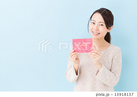 バースデーカードを持つ女性 13918137