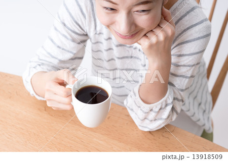 コーヒー（若い女性） 13918509