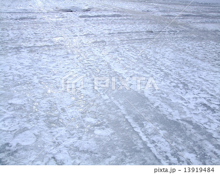 十字路のスリップを伴う、つるつるアイスバーン、算盤道路 十字路のスリップを伴う、つるつるアイスバーン、算盤道路 13919484
