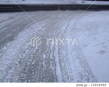 市道に出るスリップを伴う、つるつるアイスバーンの道 13919494