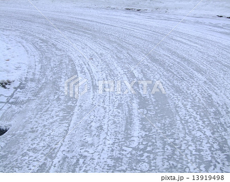 超危険！スリップを伴う、つるつるアイスバーンのカーブ 13919498