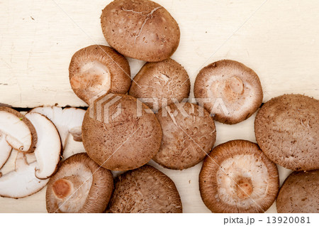 shiitake mushrooms 13920081