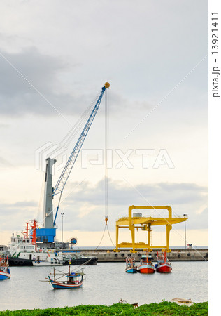 Harbor crane Harbor crane 13921411