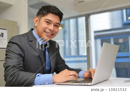 Businessman filling in a note 13921532