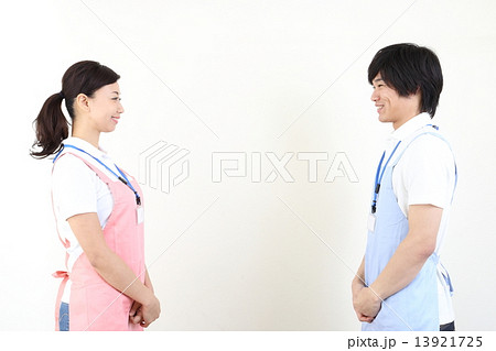 エプロンをした若い男性と女性 13921725