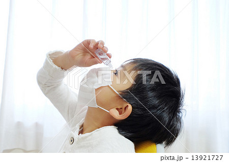 目薬をさす子供 13921727