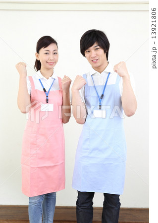 エプロンをした若い男性と女性 13921806