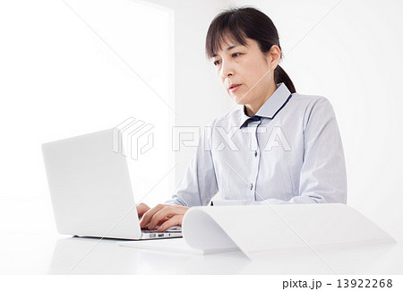 パソコンで仕事をする女性 13922268