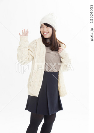 お洒落な冬服を着て楽しそうに笑う女の子 13924055