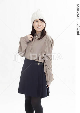 お洒落な冬服を着た可愛い女の子 13924059