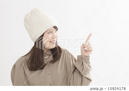 ニット帽をかぶった可愛らしい女の子 ニット帽をかぶった可愛らしい女の子 13924178