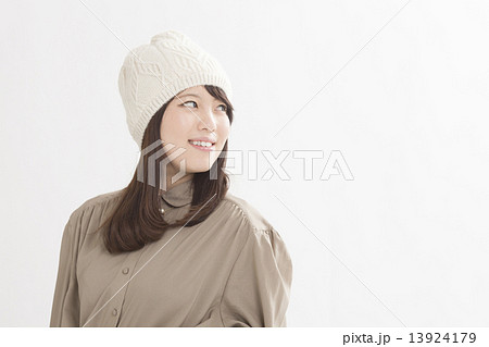 ニット帽をかぶった可愛らしい女の子 13924179