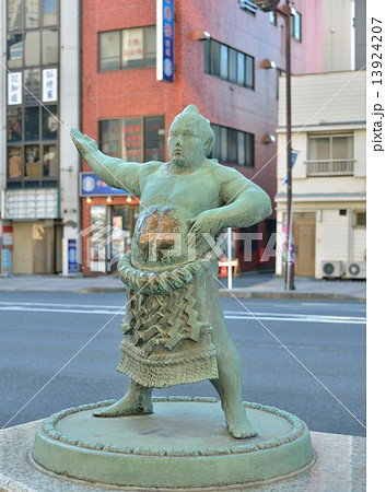 横綱土俵入りをあらわした力士像(東京都墨田区) 横綱土俵入りをあらわした力士像(東京都墨田区) 13924207