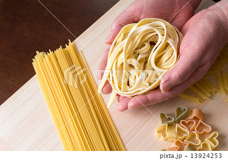 手作りパスタの準備 13924253