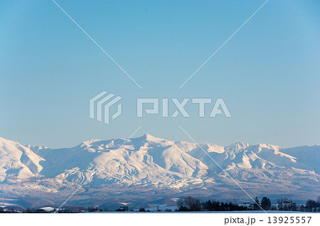 夕陽を浴びる十勝岳 13925557