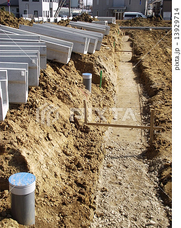 U字溝を据え付ける準備ができました 13929714