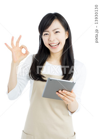 タブレットを持った女性 タブレットを持った女性 13930130