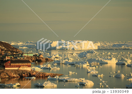 グリーンランドイルリサットの街と氷河白夜の光（Glaciers in Ilulissat, Greenland) 13930349