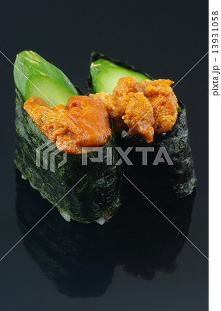 ウニの軍艦巻き 13931058