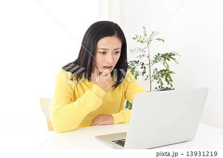 心配している女性 心配している女性 13931219