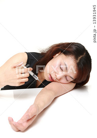 覚醒剤を注射する女性の写真素材