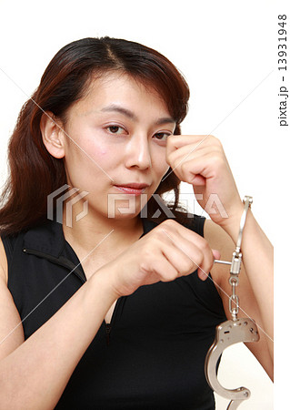 手錠をはずす女性 13931948