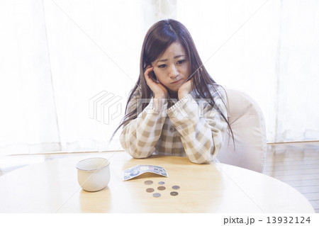 机の上にお金を広げる女性 机の上にお金を広げる女性 13932124