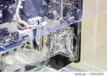 Machine filling liquid substance in package 13932907