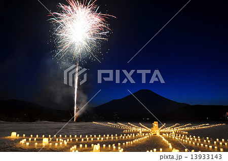 山中湖からの富士山と冬花火 山中湖からの富士山と冬花火 13933143