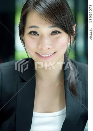 Portrait of one young successful Chinese businesswoman  13934078