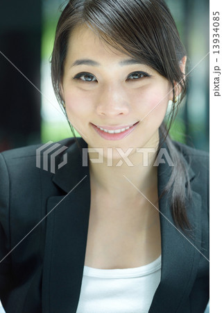 Portrait of one young successful Chinese businesswoman  13934085