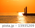 港の夕焼け 13935209