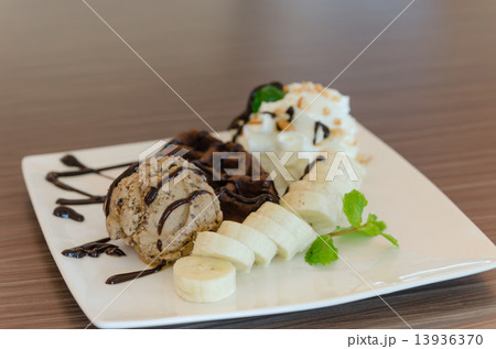 sweet dessert 13936370