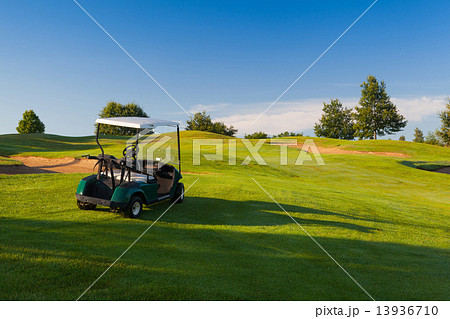 Green golf cart on the empty golf courseの写真素材 [13936710] - PIXTA