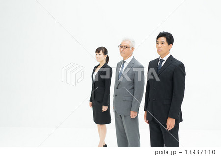 スーツを着たビジネスマン 13937110