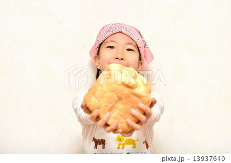 食パンを焼く女の子 13937640
