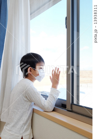 マスクをする子供 マスクをする子供 13938311