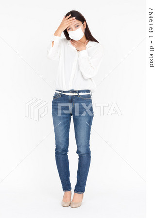 体調の悪い女性 13939897