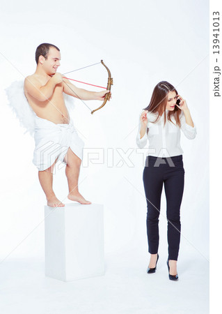 Little angel with a bow and businesswoman 13941013