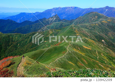 武能岳から見る蓬峠・大源太山・巻機山 武能岳から見る蓬峠・大源太山・巻機山 13942209